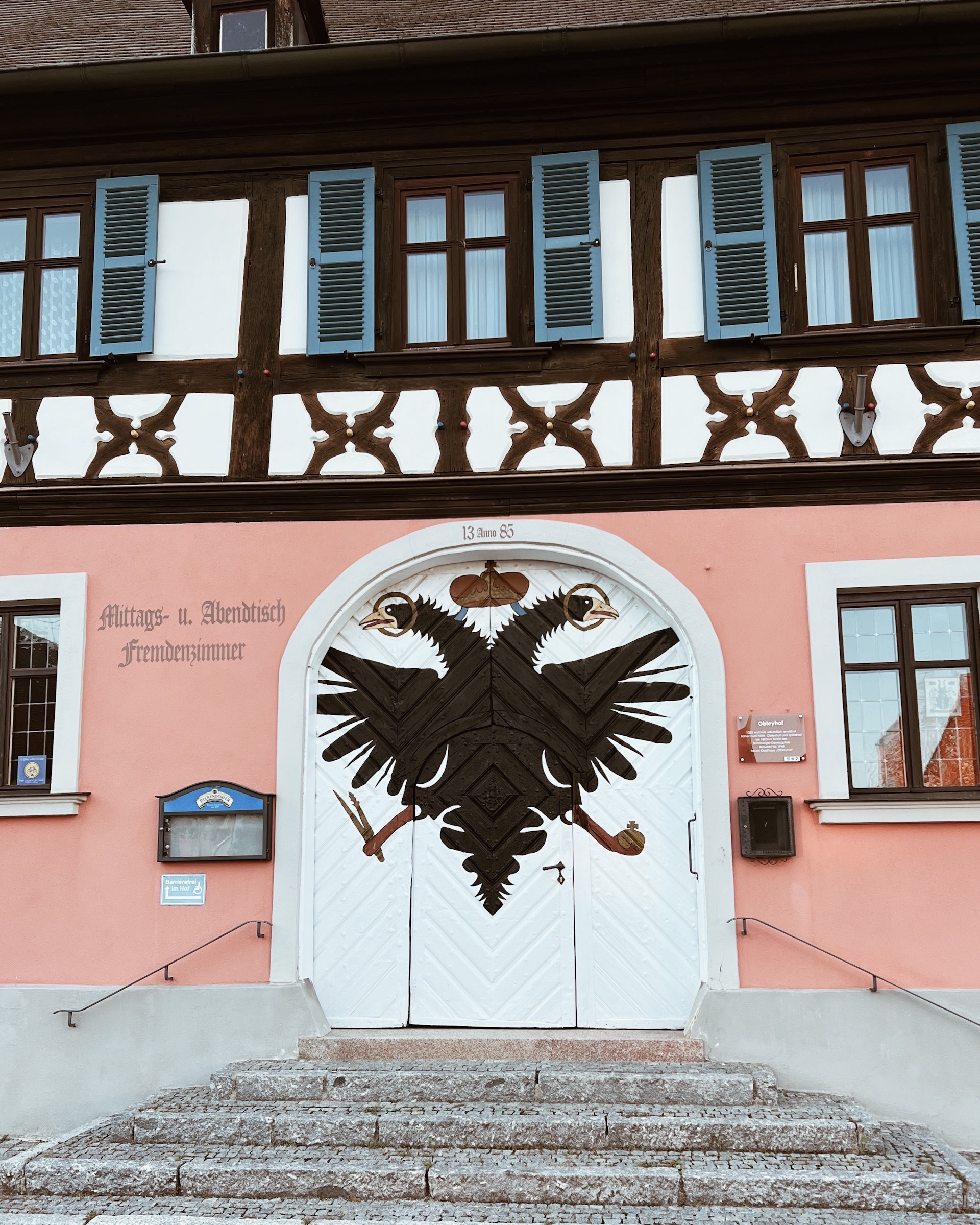 Adler am Eingangstor zum Obleyhof